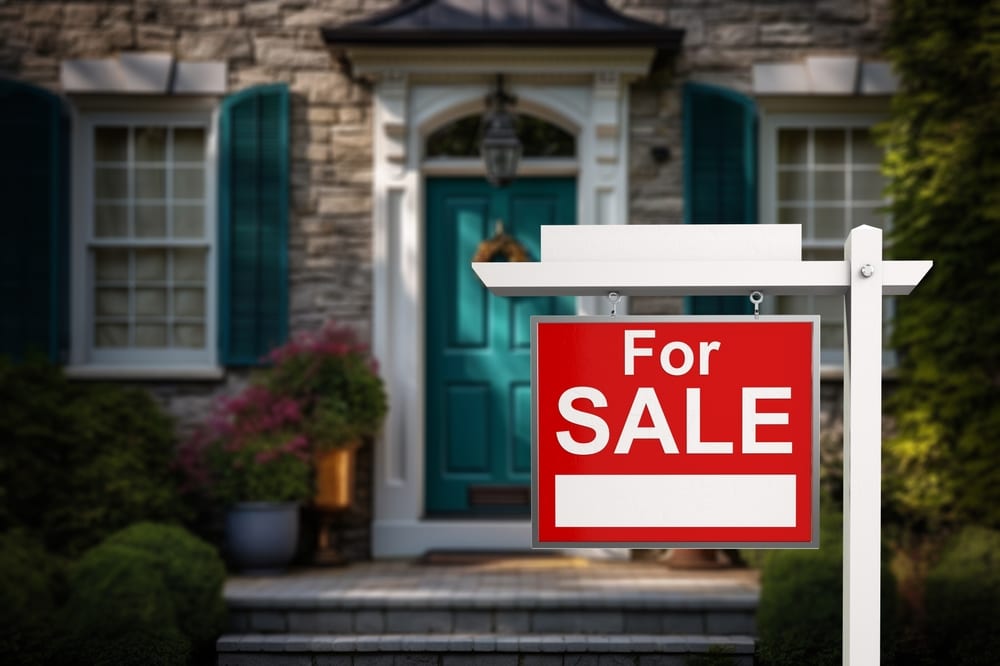 For,Sale,Sign,Real,Estate,Agency,On,Street